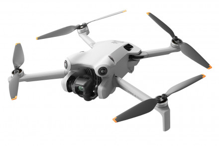 Квадрокоптер DJI Mini 4 Pro Fly More Combo (RC2)