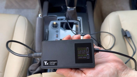 Автомобильное зарядное устройство DJI Air 3 (С дисплеем) (YX)