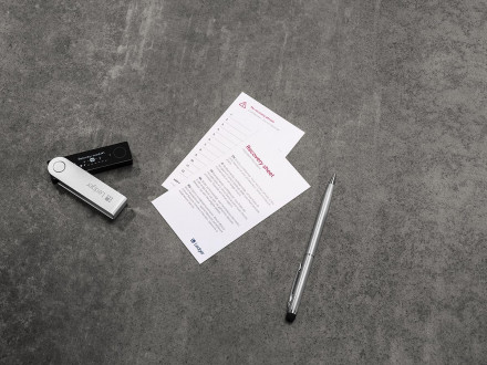 Аппаратный кошелек для криптовалют Ledger Nano X